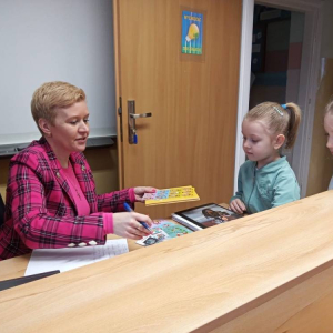 pokaż obrazek - Wizyta przedszkolaków w szkolnej bibliotece