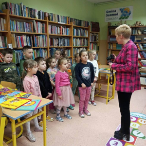 pokaż obrazek - Wizyta przedszkolaków w szkolnej bibliotece