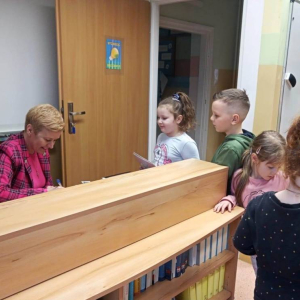 pokaż obrazek - Wizyta przedszkolaków w szkolnej bibliotece