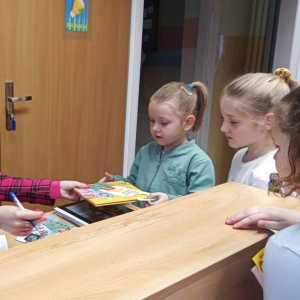 pokaż obrazek - Wizyta przedszkolaków w szkolnej bibliotece
