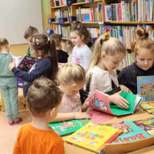 pokaż obrazek - Wizyta przedszkolaków w szkolnej bibliotece