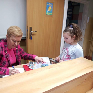 pokaż obrazek - Wizyta przedszkolaków w szkolnej bibliotece