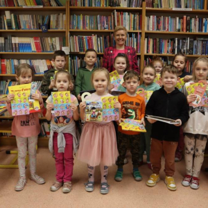 pokaż obrazek - Wizyta przedszkolaków w szkolnej bibliotece