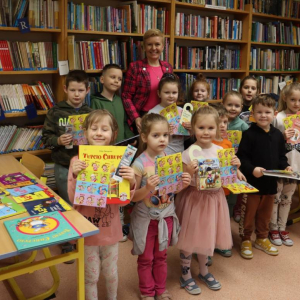 pokaż obrazek - Wizyta przedszkolaków w szkolnej bibliotece