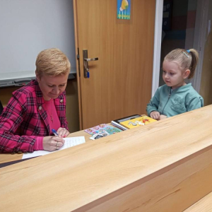 pokaż obrazek - Wizyta przedszkolaków w szkolnej bibliotece