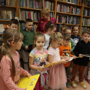 pokaż obrazek - Wizyta przedszkolaków w szkolnej bibliotece