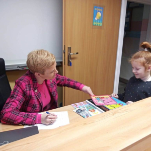pokaż obrazek - Wizyta przedszkolaków w szkolnej bibliotece