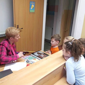 pokaż obrazek - Wizyta przedszkolaków w szkolnej bibliotece