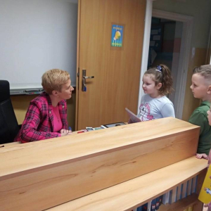 pokaż obrazek - Wizyta przedszkolaków w szkolnej bibliotece
