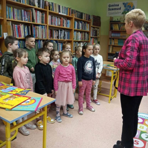 pokaż obrazek - Wizyta przedszkolaków w szkolnej bibliotece