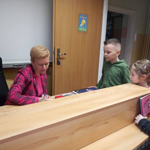 pokaż obrazek - Wizyta przedszkolaków w szkolnej bibliotece