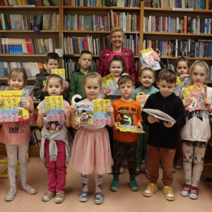 pokaż obrazek - Wizyta przedszkolaków w szkolnej bibliotece