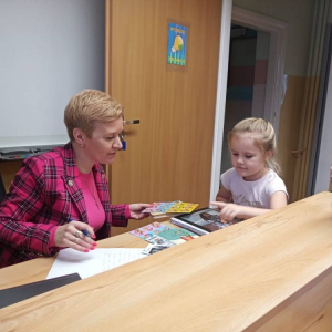 pokaż obrazek - Wizyta przedszkolaków w szkolnej bibliotece