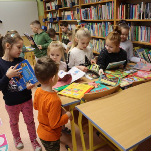pokaż obrazek - Wizyta przedszkolaków w szkolnej bibliotece