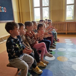 pokaż obrazek -  Teatrzyk kamishibai w wykonaniu uczniów klasy 4