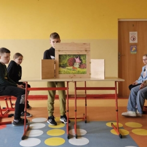 pokaż obrazek -  Teatrzyk kamishibai w wykonaniu uczniów klasy 4