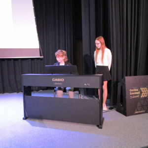 pokaż obrazek -  Laureatki Gminnego Konkursu Recytatorskiego Poezji Polskiej 