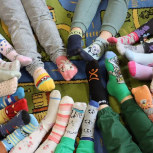 pokaż obrazek - 21 marca – Pierwszy Dzień Wiosny, Dzień Kolorowej Skarpetki i Dzień bez Plecaka