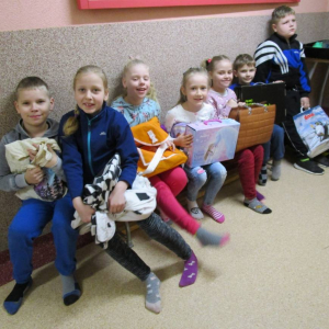 pokaż obrazek -  21 marca – Pierwszy Dzień Wiosny, Dzień Kolorowej Skarpetki i Dzień bez Plecaka