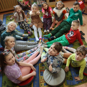 pokaż obrazek - 21 marca – Pierwszy Dzień Wiosny, Dzień Kolorowej Skarpetki i Dzień bez Plecaka