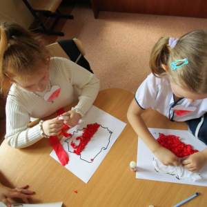 pokaż obrazek - Majowe Święta Narodowe w oddziale przedszkolnym