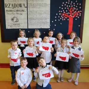 pokaż obrazek - Majowe Święta Narodowe w oddziale przedszkolnym