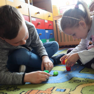 pokaż obrazek - Budujemy wieżę z surowców wtórnych – nakrętek