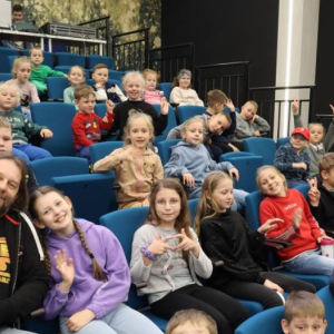 pokaż obrazek - Wyjazd na spektakl pt. „Królewna Śnieżka na wesoło”