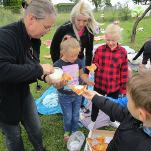 pokaż obrazek -  Piknik w szkolnym sadzie