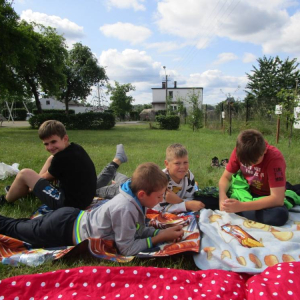 pokaż obrazek -  Piknik w szkolnym sadzie