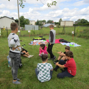 pokaż obrazek -  Piknik w szkolnym sadzie