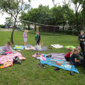 pokaż obrazek -  Piknik w szkolnym sadzie