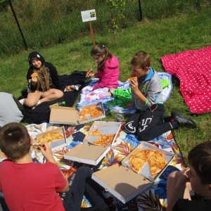 pokaż obrazek -  Piknik w szkolnym sadzie