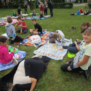 pokaż obrazek -  Piknik w szkolnym sadzie