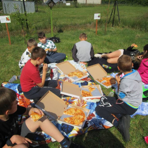 pokaż obrazek -  Piknik w szkolnym sadzie