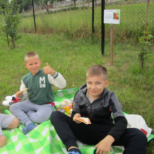 pokaż obrazek -  Piknik w szkolnym sadzie