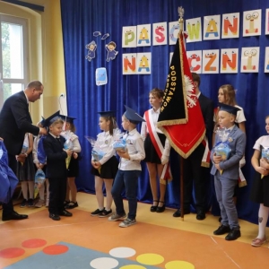 pokaż obrazek - Ślubowanie i pasowanie na ucznia