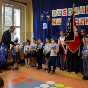 pokaż obrazek - Ślubowanie i pasowanie na ucznia