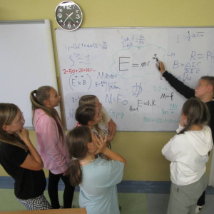 pokaż obrazek - Klasowe zdjęcie nawiązujące do sławnej osoby z dysleksją