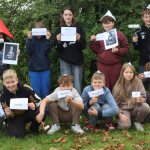 pokaż obrazek - Klasowe zdjęcie nawiązujące do sławnej osoby z dysleksjąy z dysleksją