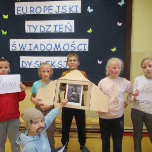 pokaż obrazek - Klasowe zdjęcie nawiązujące do sławnej osoby z dysleksją
