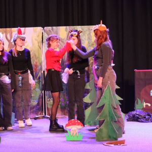 pokaż obrazek - Występ grupy teatralnej