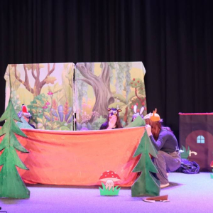 pokaż obrazek - Występ grupy teatralnej