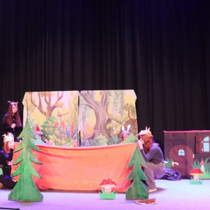pokaż obrazek - Występ grupy teatralnej