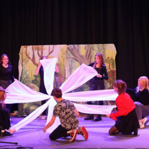 pokaż obrazek - Występ grupy teatralnej
