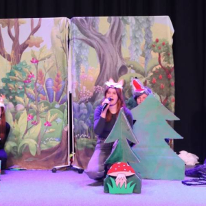 pokaż obrazek - Występ grupy teatralnej
