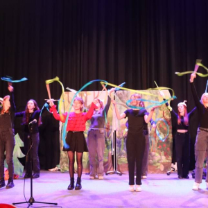 pokaż obrazek - Występ grupy teatralnej
