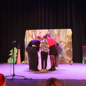 pokaż obrazek - Występ grupy teatralnej