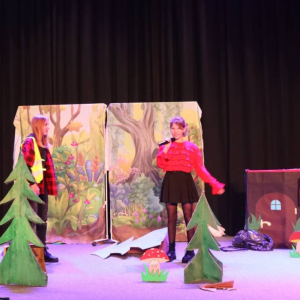 pokaż obrazek - Występ grupy teatralnej