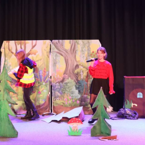 pokaż obrazek - Występ grupy teatralnej